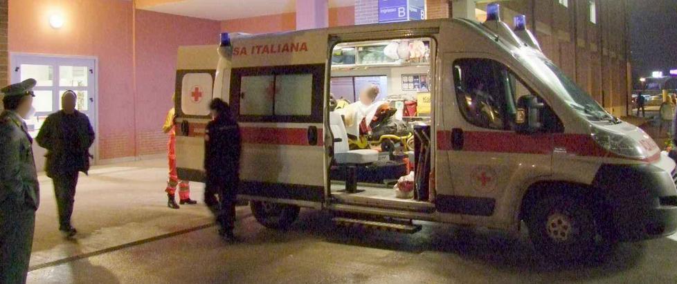 Aggrediti dal cane in camera feriti alle braccia marito e moglie 