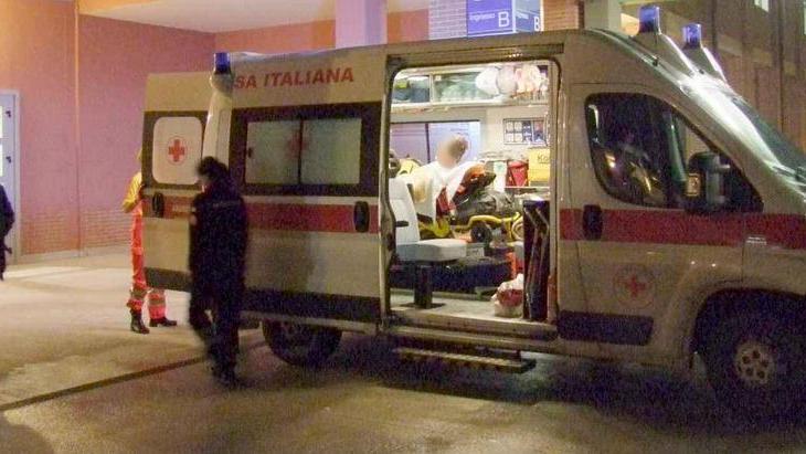 Aggrediti dal cane in camera feriti alle braccia marito e moglie