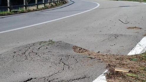 La strada devastata sarà sistemata
