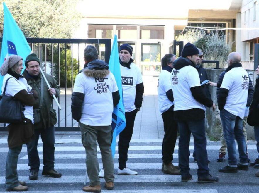 Con le magliette da "carcerato" operai Nca davanti al tribunale