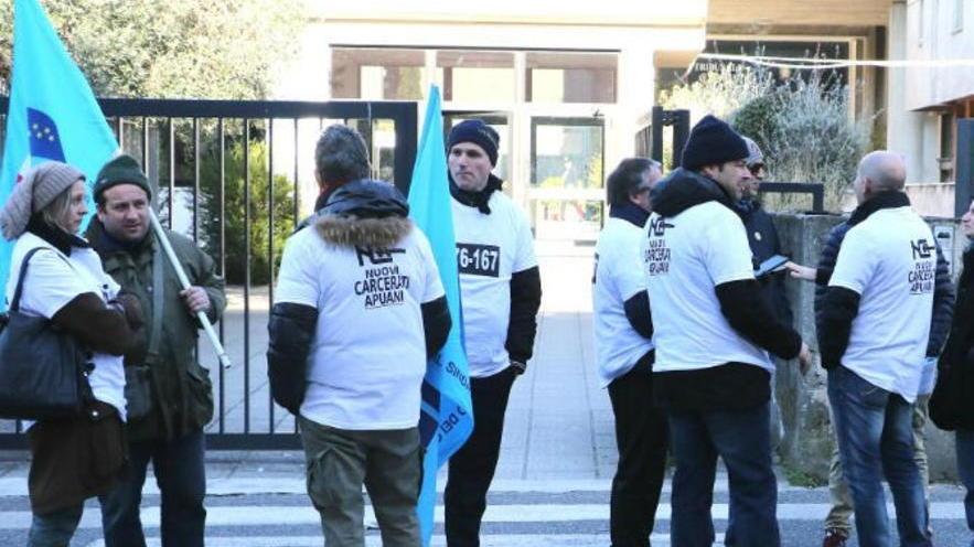 Con le magliette da "carcerato" operai Nca davanti al tribunale