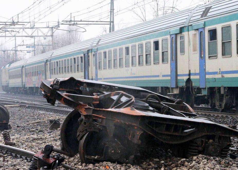 Scontro fra treni, il pm indaga per disastro ferroviario 
