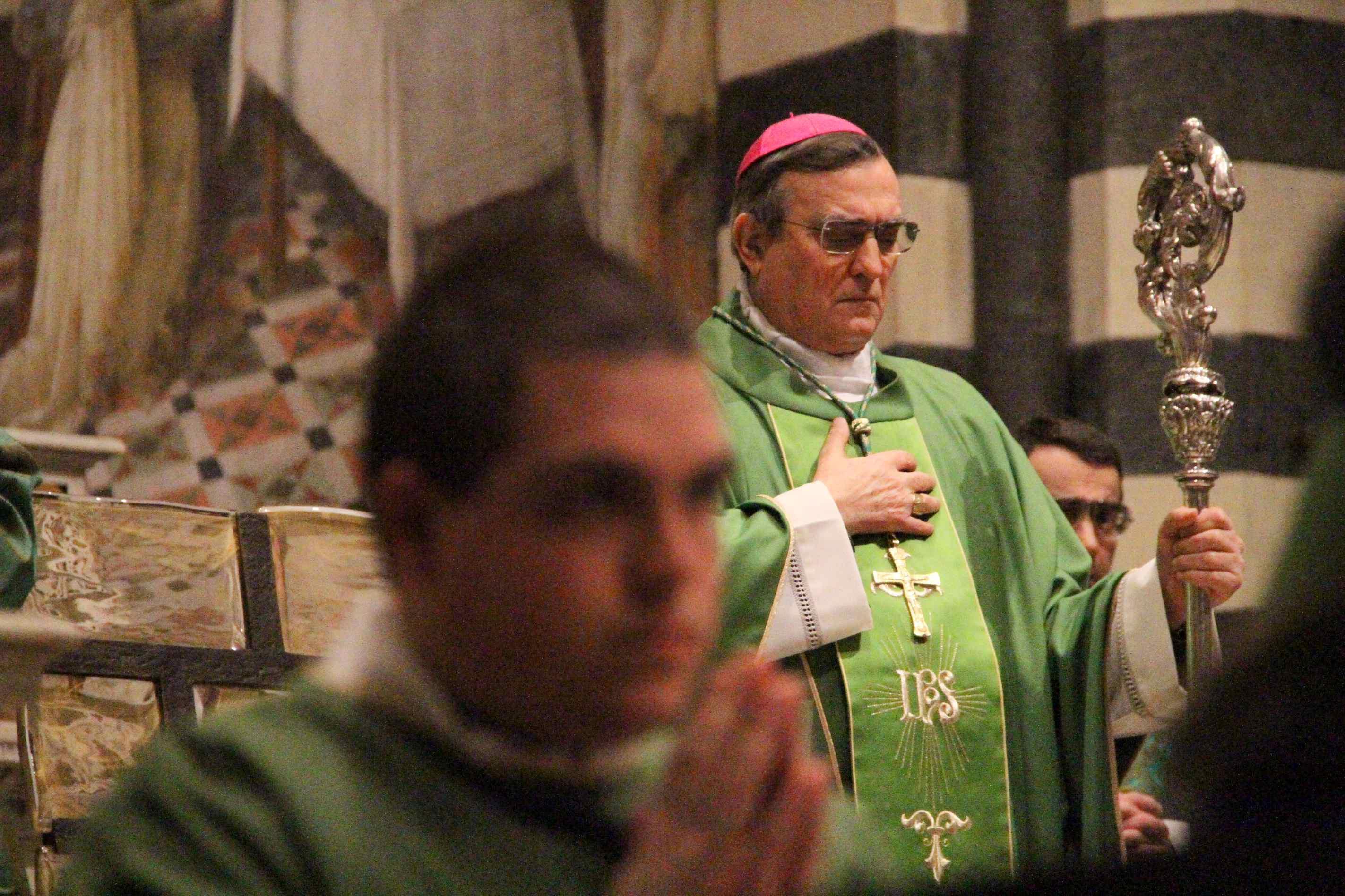 Il vescovo: "Non possiamo chiudere gli occhi su unioni di fatto e divorzi"