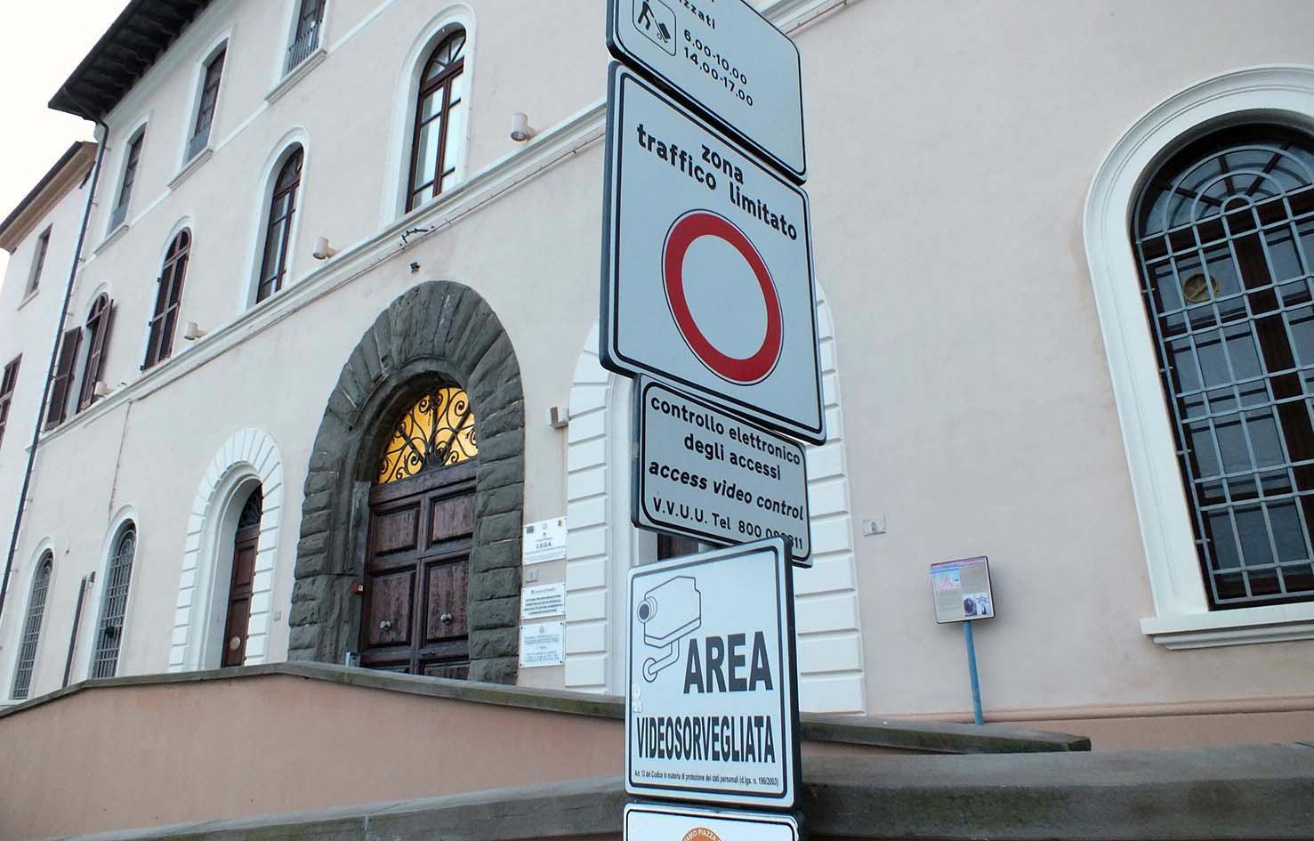 Uno dei varchi Ztl nel centro di Piombino (foto Pabar)