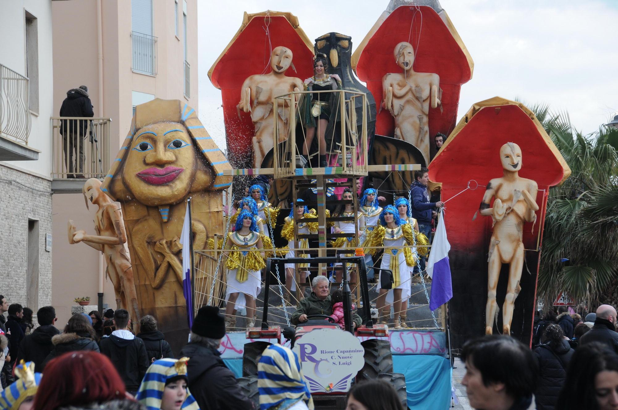 Uno dei carri dell'edizione 2015 del Carnevale di Follonica (foto Giorgio)