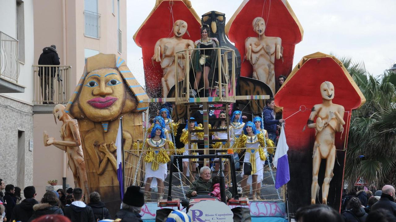 Uno dei carri dell'edizione 2015 del Carnevale di Follonica (foto Giorgio)
