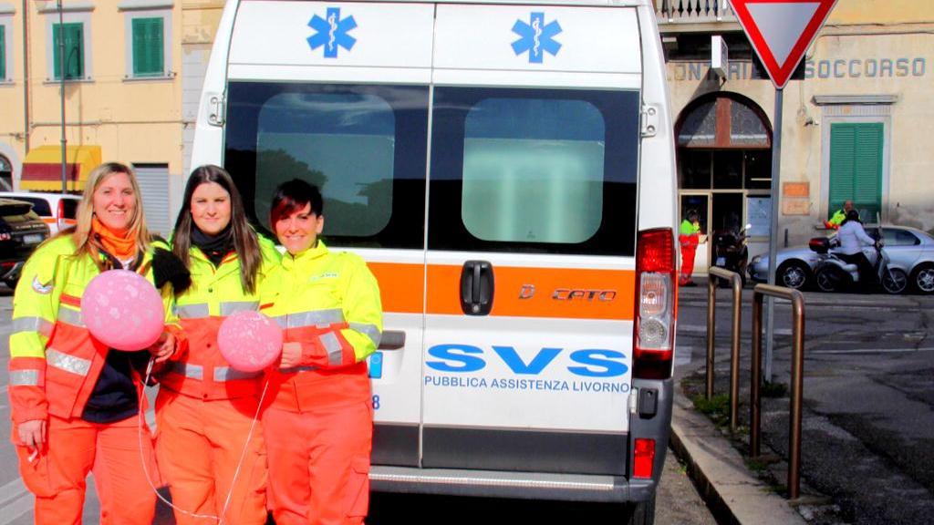Le volontarie della Svs con i palloncini rosa (Marzi/Pentafoto)