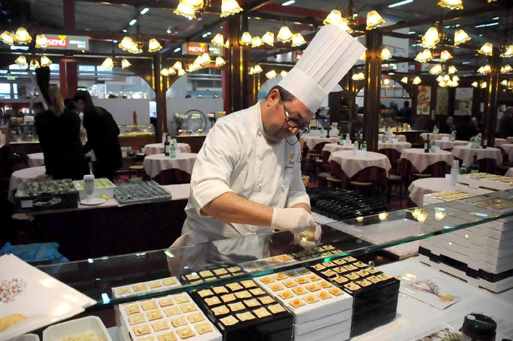 Un cuoco al lavoro alla Tirreno Ct