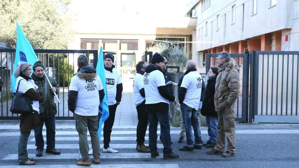 Il presidio davanti al tribunale dei sindacalisti