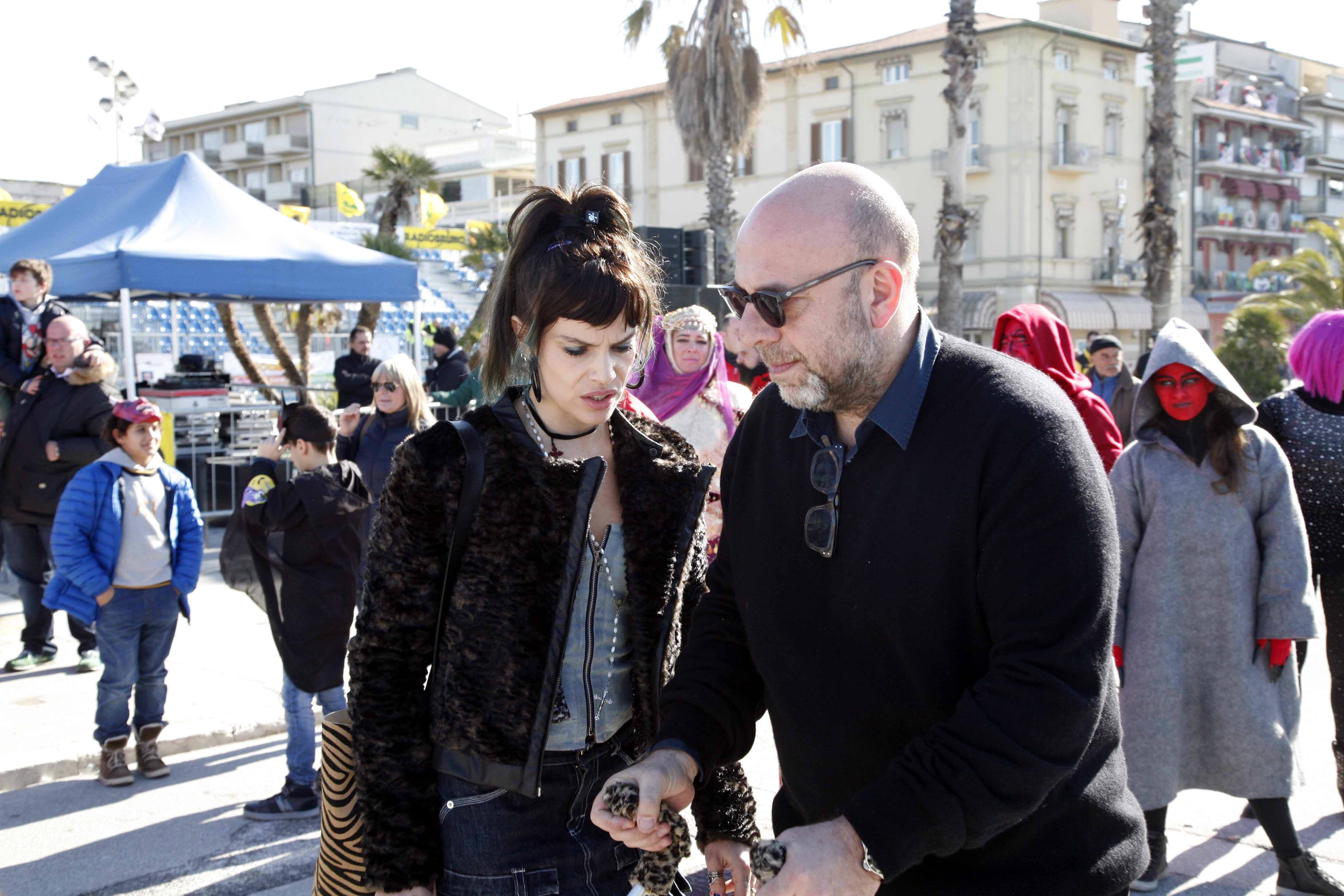 Il regista Paolo Virzì con la moglie Micaela Ramazzotti in Passeggiata a Viareggio