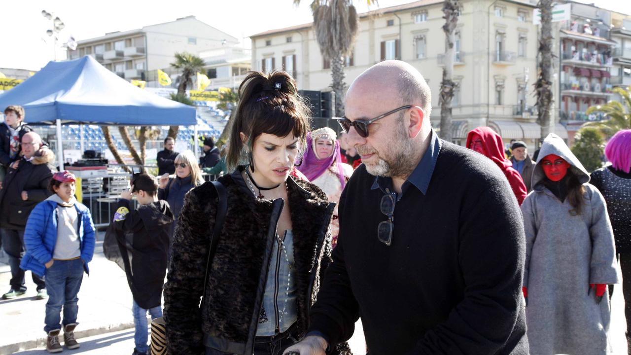 Il regista Paolo Virzì con la moglie Micaela Ramazzotti in Passeggiata a Viareggio