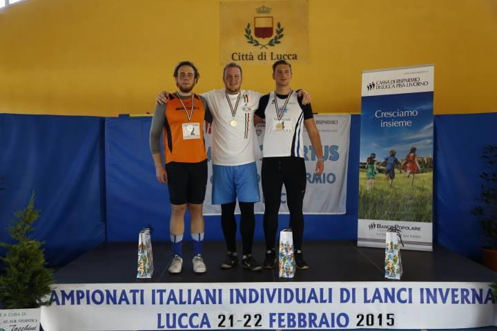 Edoardo Bertolli (a destra) sul podio con la medaglia di bronzo