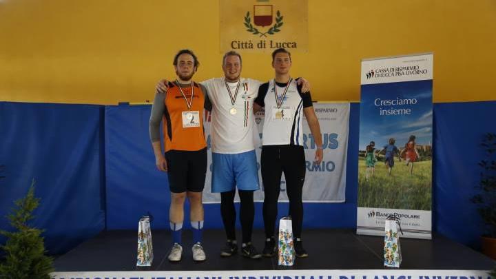 Edoardo Bertolli (a destra) sul podio con la medaglia di bronzo