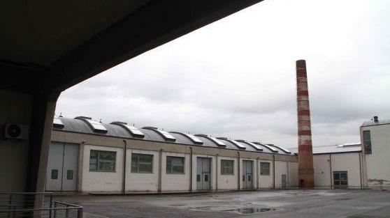 Il cortile interno del Creaf, oggi Polo scientifico tecnologico con la vecchia ciminiera dell'ex lamificio Olmi (foto Batavia)