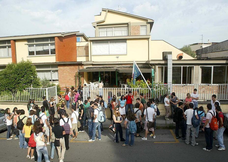  In più di 500 in fila al “Martini” per il test di ammissione alla prima classe 