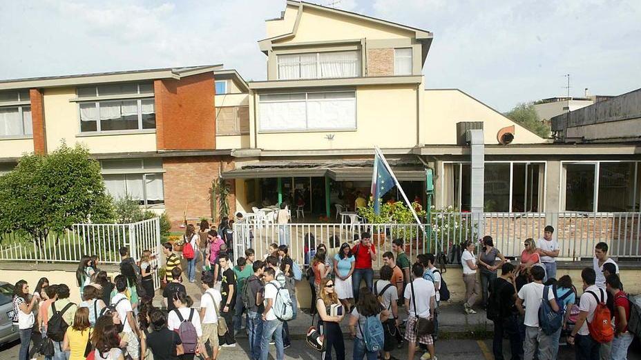 In più di 500 in fila al “Martini” per il test di ammissione alla prima classe