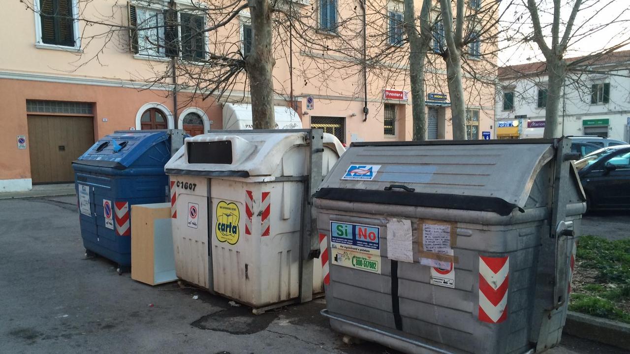 I cassonetti in piazza 20 settembre a Cecina