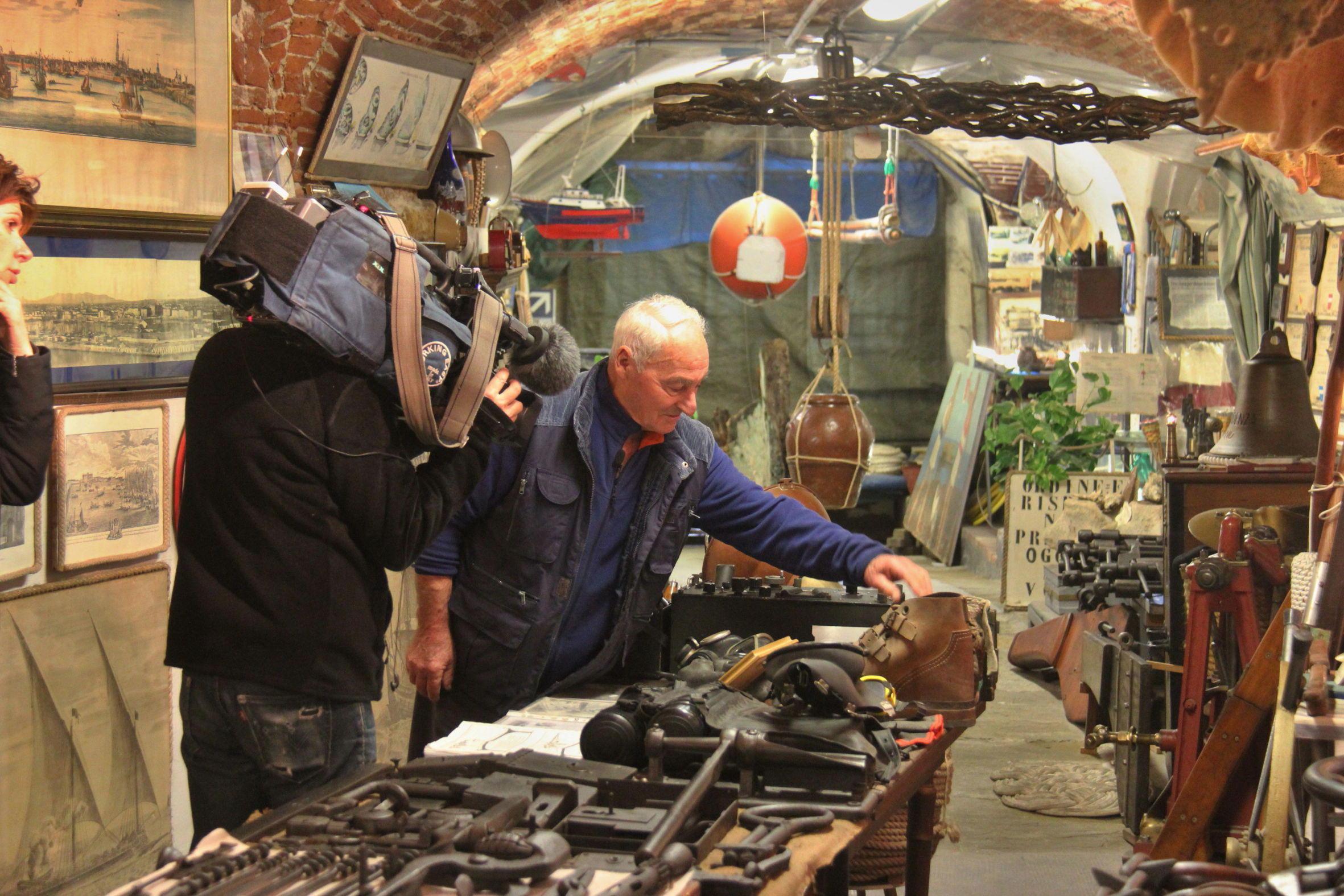 Le riprese all'interno della cantina-museo di Gino Falanga De Martino, leggenda del palio marinaro (foto Vincenzoni)