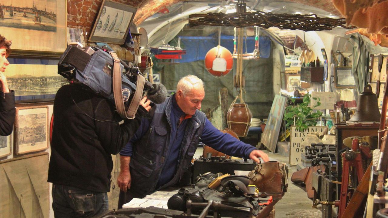 Le riprese all'interno della cantina-museo di Gino Falanga De Martino, leggenda del palio marinaro (foto Vincenzoni)