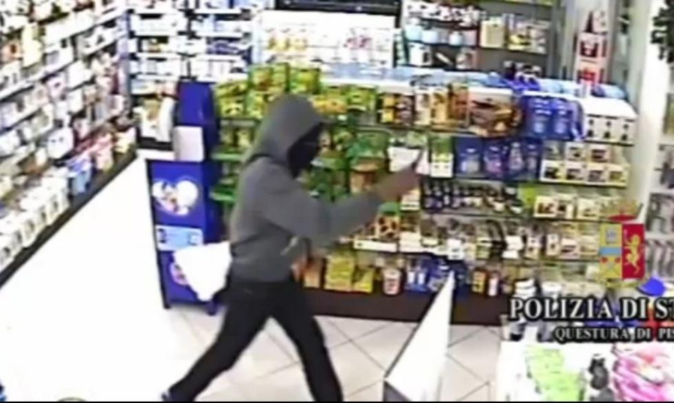 Prima i colpi poi la fuga in bicicletta 
