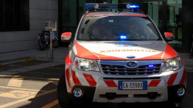 Scontro frontale tra automobili, due i feriti