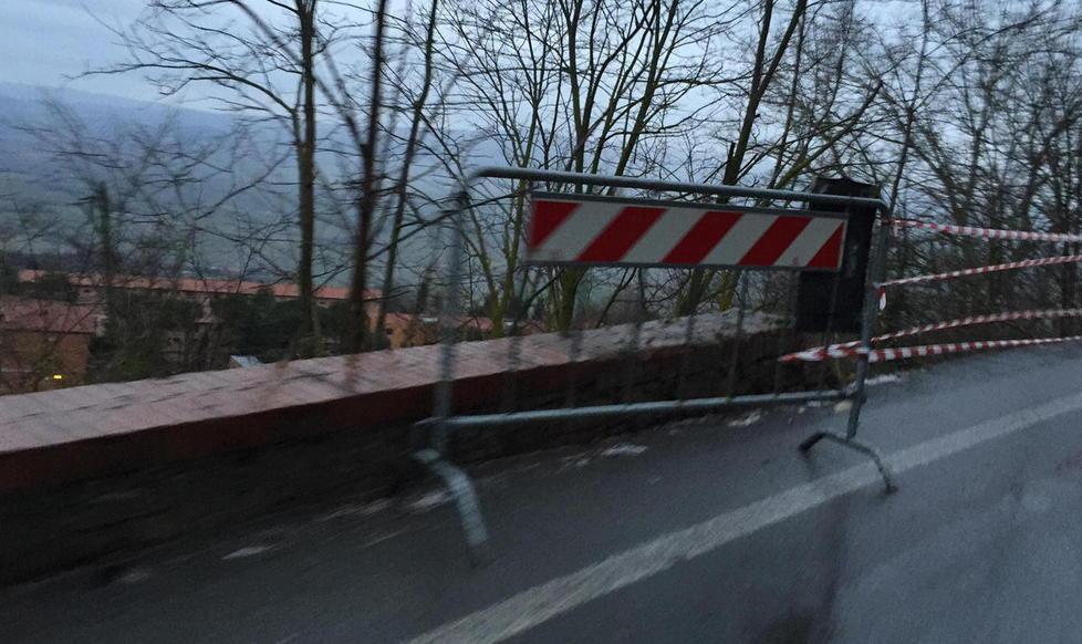 Distrugge 10 metri di spalletta nell’incidente