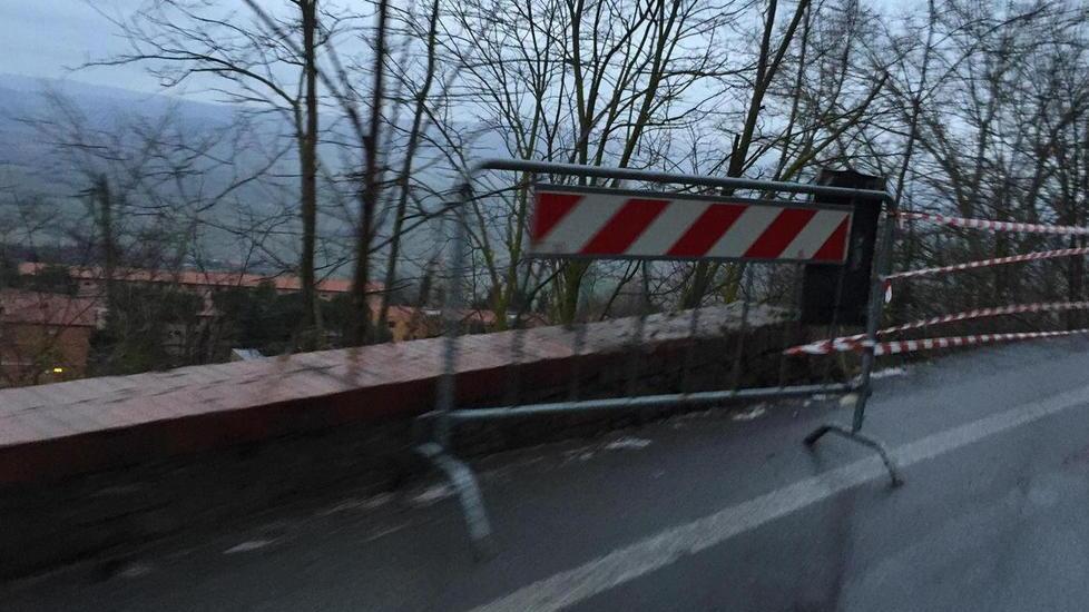 Distrugge 10 metri di spalletta nell’incidente