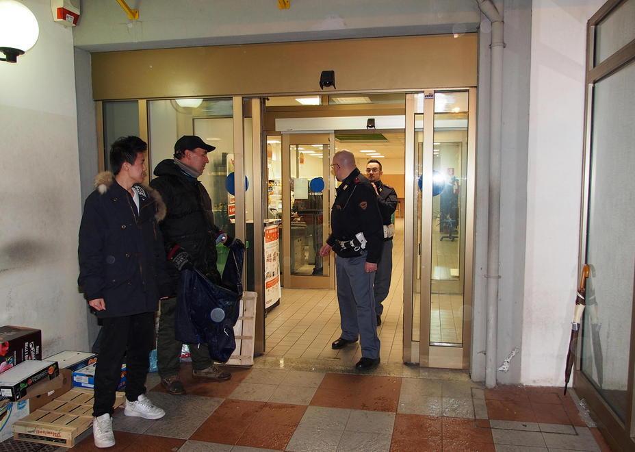Rapinatore armato, choc alla Coop 