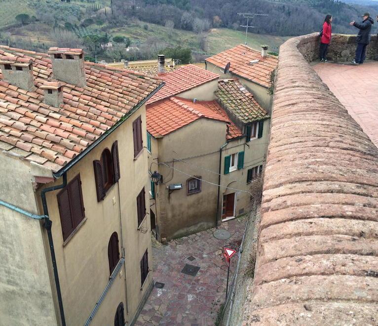 Cadavere di una donna sotto il belvedere Un paese sotto choc 