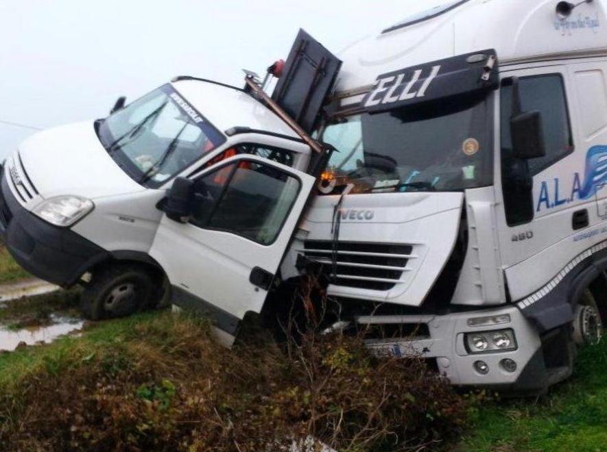 Furgone Anas travolto da un Tir 