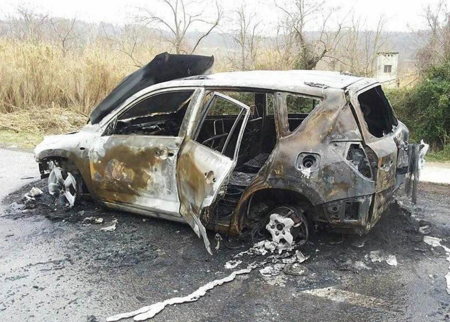 Motore ko, auto distrutta dal fuoco