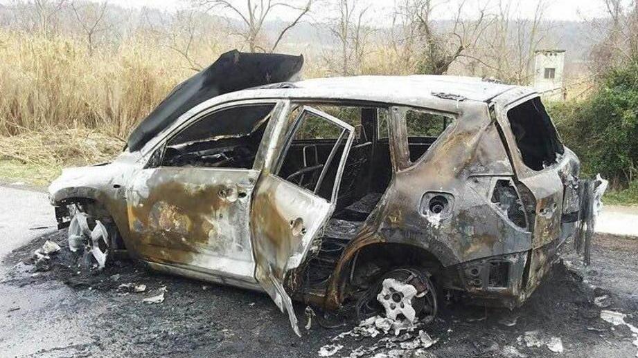 Motore ko, auto distrutta dal fuoco