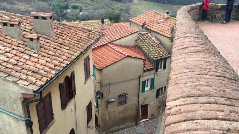 Cadavere di una donna sotto il belvedere Un paese sotto choc