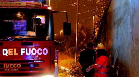 Piovono calcinacci, auto sfiorata