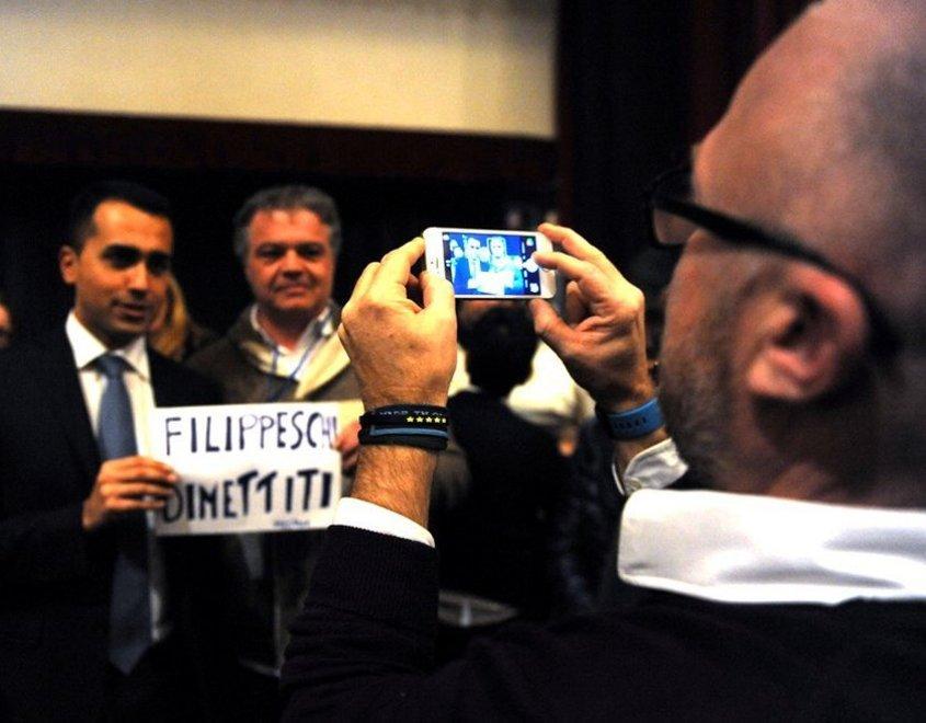 E Di Maio e Nogarin posano col cartello “contro” Filippeschi