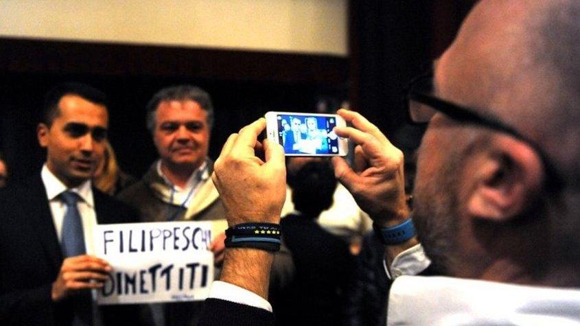 E Di Maio e Nogarin posano col cartello “contro” Filippeschi