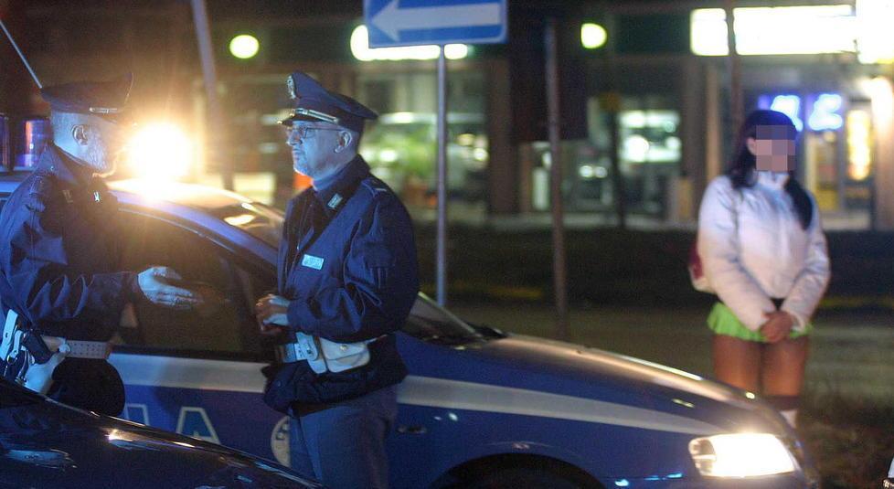 «No a quartieri a luci rosse, multiamo i clienti» 