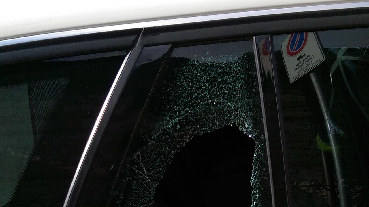 L'auto col finestrino rotto