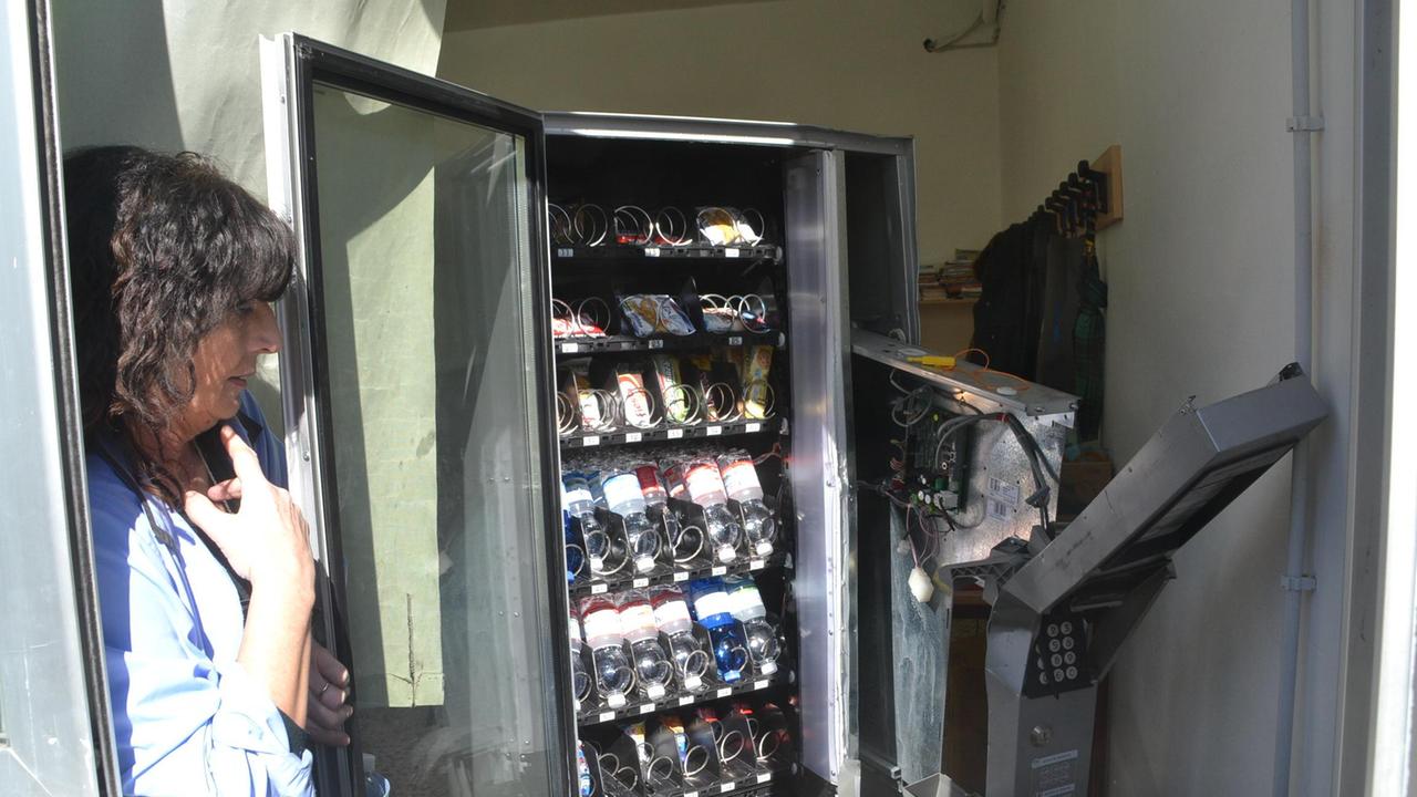 La macchinetta automatica scassinata alla scuola di San Vito
