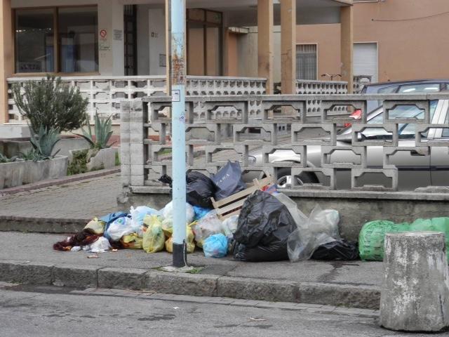 I rifiuti lasciati sul marciapiede in via Barsanti