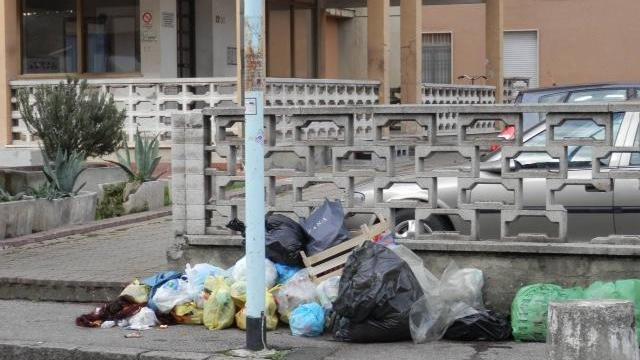 I rifiuti lasciati sul marciapiede in via Barsanti