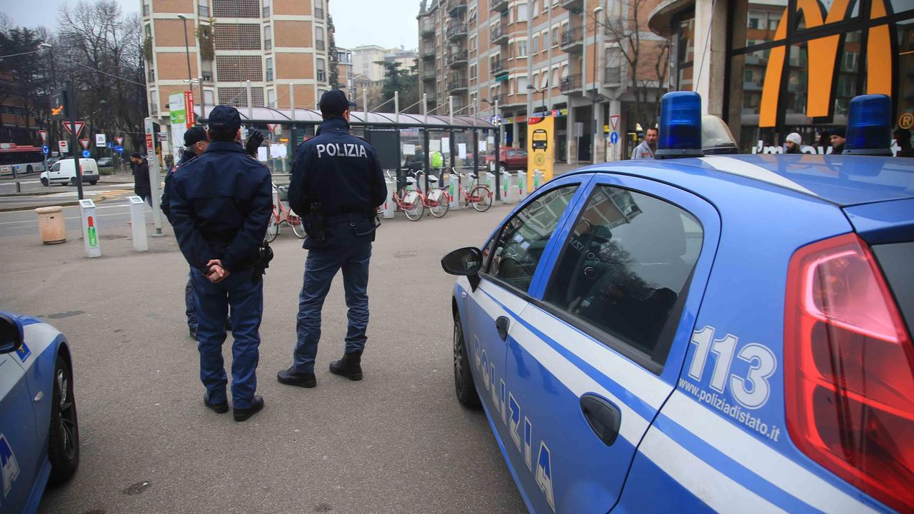 Picchia e umilia la moglie davanti ai figli minorenni, arrestato