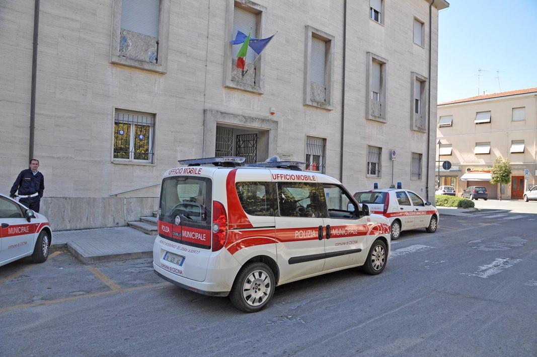 Alcuni mezzi della polizia municipale in piazza della Libertà