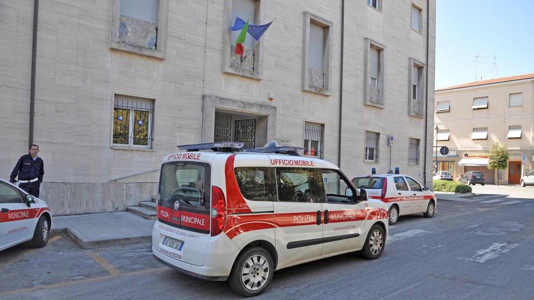 Alcuni mezzi della polizia municipale in piazza della Libertà