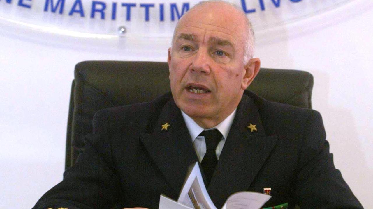 L'ammiraglio Salvatore Giuffrè alla metà del decennio scorso è stato in servizio a Livorno come comandante della Capitaneria e per 4 mesi come commissario dell'Authority dopo Lenzi