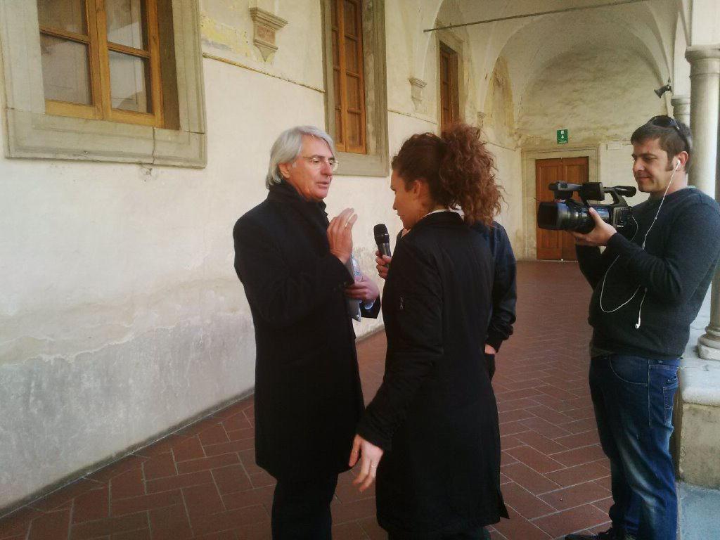 Il sindaco di Forte dei Marmi, Umberto Buratti, incalzato dall'inviata delle Iene