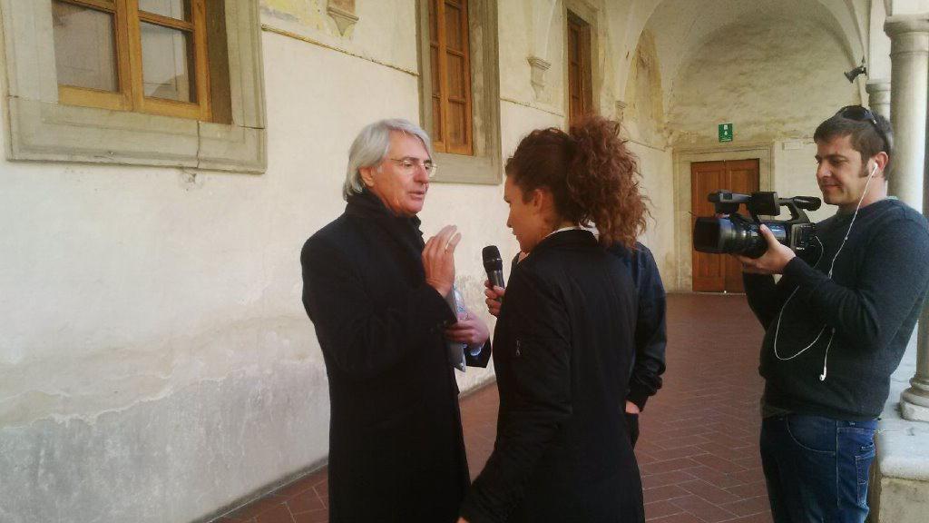Il sindaco di Forte dei Marmi, Umberto Buratti, incalzato dall'inviata delle Iene