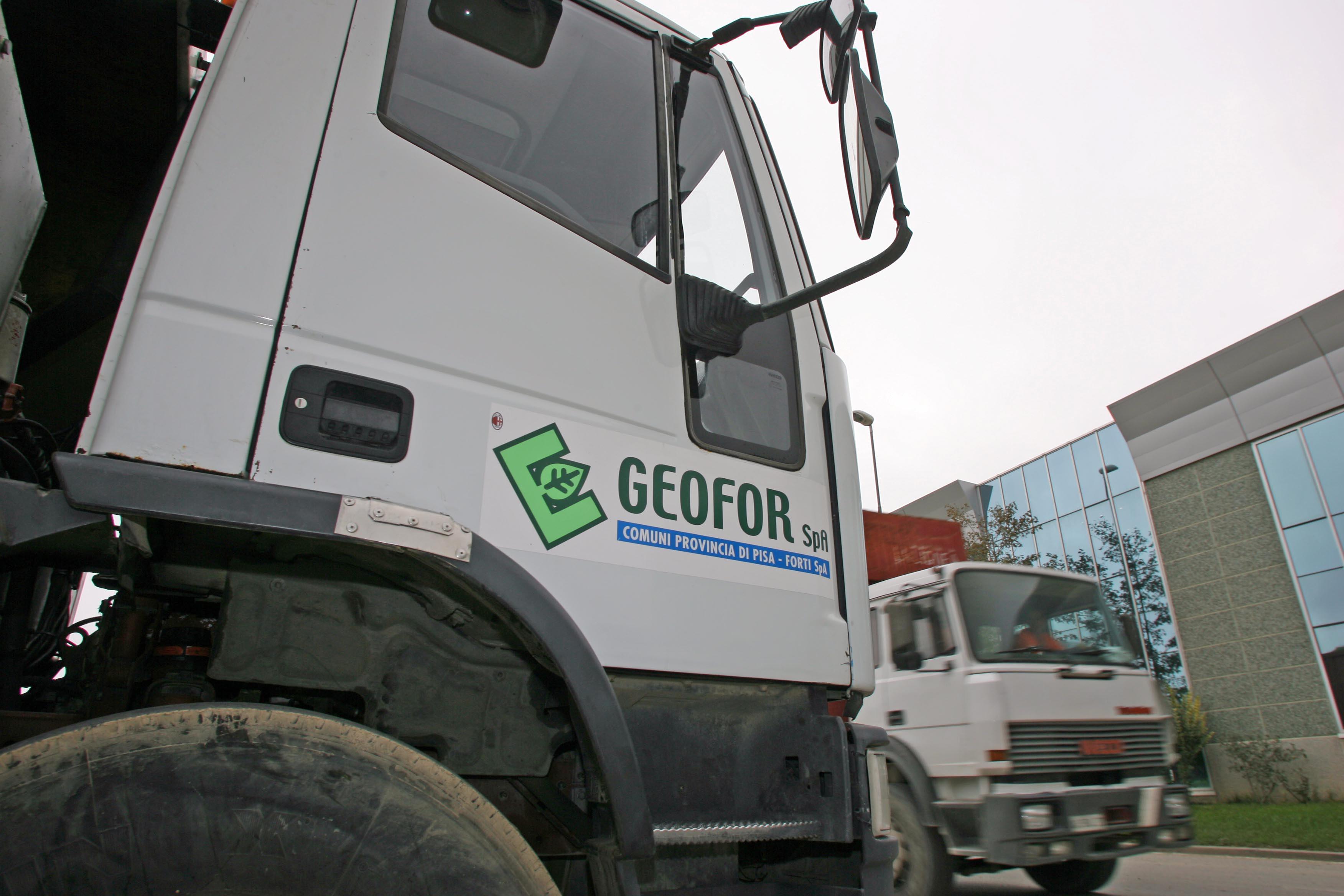 Un camion della Geofor per la raccolta dei rifiuti