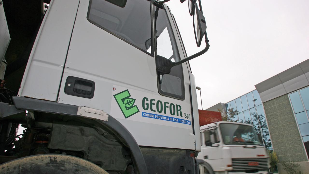 Un camion della Geofor per la raccolta dei rifiuti