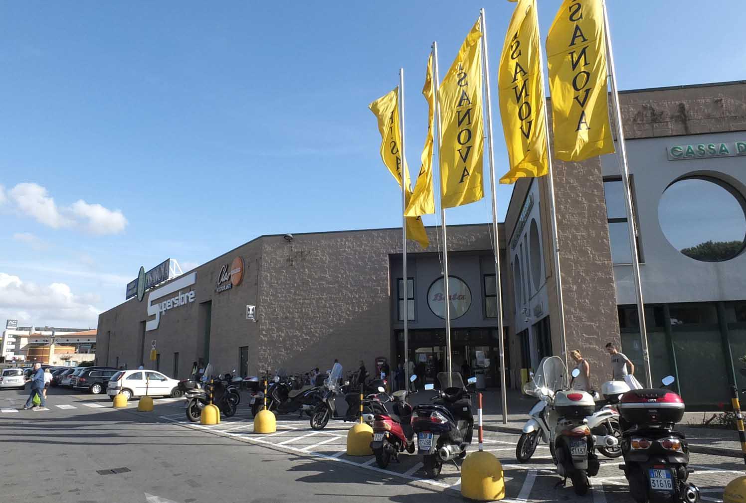 Il parcheggio del centro commerciale di Pisanova